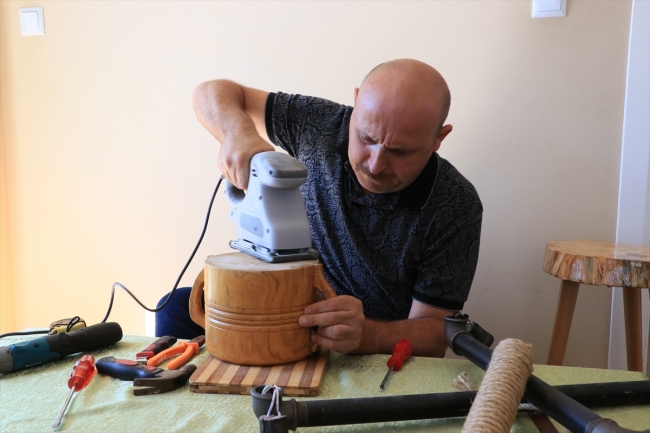 Atık malzemeler gazi İrfan Öztürk'ün elinde şekilleniyor